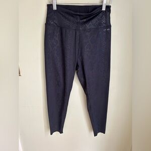 AR-33 Cropped Python Print Leggings. Black size X Large. Nice shape!